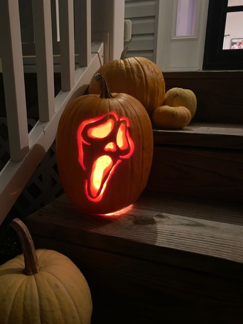 #pumpkincarvingstencils #pumpkins #ghostface #halloween Pumkin Carving Ghost Face, Pumkin Carve Ideas, Scream Mask Pumpkin Carving, Pumpkin Carving Ideas Ghostface, Pumpkin Carving Inspo Creative, Pumkin Inspo Carving, Scream Pumpkin Carving Ideas, Art The Clown Pumpkin Carving, Pumpkin Carving Ideas Scream