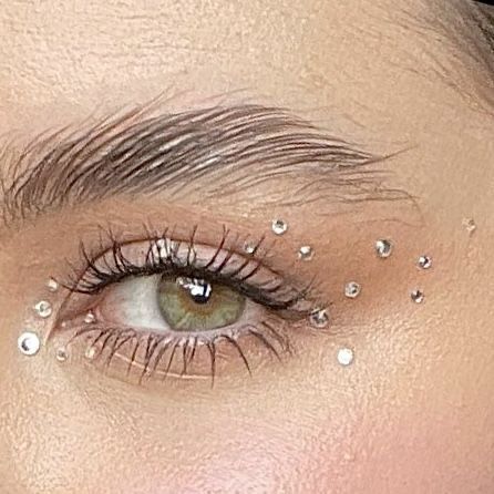 Make Up Ideas For Concert, Glitter Rhinestone Eye Makeup, Sequin Makeup Eye, Diamonte Makeup Look, Sparkly Natural Makeup, Face Jem Ideas, Minimal Rhinestone Makeup, Makeup Ideas For A Concert, Rhinestone Eyeliner Makeup