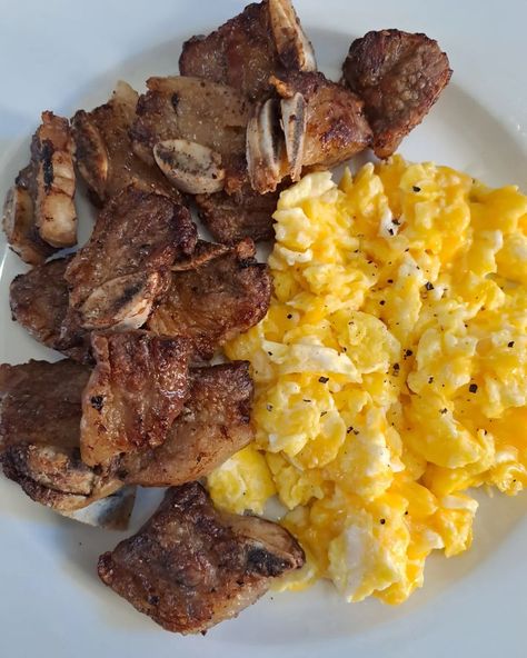 Carnivore Diet Aesthetic, Meat Bowl, Cheesy Scrambled Eggs, Cut Sugar, Chicken Burgers Recipe, Grilled Salmon Recipes, Meat Diet, Animal Based, Catering Ideas Food