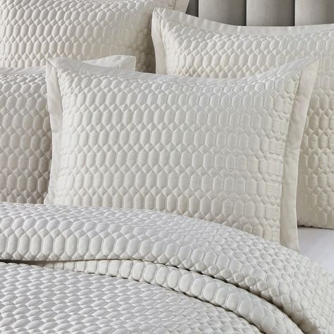 Brilliance Quilt Set - On Sale - Bed Bath & Beyond - 40381955 Elegant Bedding Sets Luxury, Bed Quilts Modern, Bed In A Bag Queen, Modern Bedding Set Ideas, Adarsh Singh, Oreo Cheesecake Balls, Queen Bed Comforter Set, Low Calorie Cake Recipes, All White Bedding