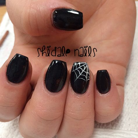 Simple Halloween nails. Black coffins and cobwebs. Shidale nails Diy Halloween Nails, Halloween Nails Black, Pro Nails, Black Halloween Nails, Holloween Nails, Halloween Nails Easy, Cute Halloween Nails, October Nails, Cute Gel Nails