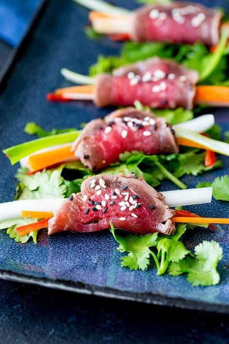 25 Finger Food Recipes for Mess-Free Gatherings Birthday Foods, Japanese Appetizers, Beef Tataki, Beef Appetizers, Vegetable Appetizers, Japanese Beef, Finger Food Recipes, Celebrity Recipes, Low Carb Appetizers