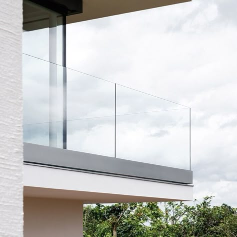 Frameless Glass Balustrades by PAULI + SOHN | Media - Photos and Videos - 1 | Archello Glass Railing Design, Frameless Glass Balustrade, Glass Fence, Glass Balcony, Brick Fence, Glass Railings, House Balcony, Horizontal Fence, Home Balcony