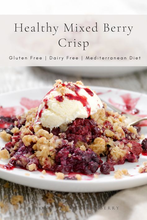 Apple Berry Crumble, Mixed Berry Crisp, Crumble Recipes, Mediterranean Diet Snacks, Mediterranean Desserts, Recipes Mediterranean, Apple Berry, Mediterranean Diet Recipes Dinners, Berry Crisp