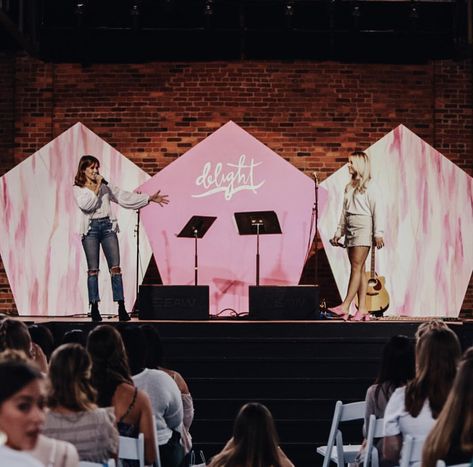 Feminine Stage Design in Pink for a Women's Day or Conference Conference Stage Set Design, Simple Stage Design Event, Women's Conference Decorations, Pink Stage Design, Women Conference Ideas Decor, Women’s Conference, Conference Decor Ideas, Women’s Event, Womens Conference Decorations Church