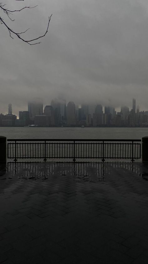 Foggy City skyline Foggy New York, Foggy City, Dramatic Photography, Nyc Aesthetic, New York Aesthetic, New York Life, Home Of The Brave, Land Of The Free, Sky Aesthetic