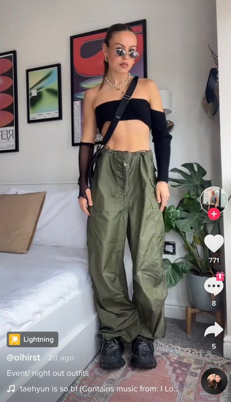 Rave Outfits Simple, Simple Festival Outfit, Simple Rave Outfits, Rave Outfits Pants, Casual Festival Outfit, Green Cargo Pants Outfit, Winter Festival Outfit, Parachute Pants Outfit, Parachute Trousers