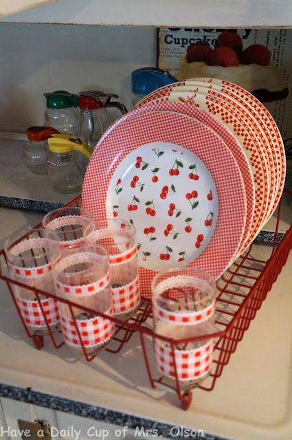 Cherry Dishes, Cherry Kitchen Decor, Red White Decor, Cherry Jubilee, Dishes Sets, Retro Kitchen Accessories, Pig Kitchen, Cherry Farm, Retro Kitchens