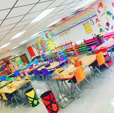 Cassie Stephens: 2018-19 Art Room Tour! Art Classroom Organization, Art Room Doors, Elementary Art Classroom, Art Room Posters, Art Classroom Management, Classe D'art, Elementary Art Rooms, Cassie Stephens, Art Classroom Decor