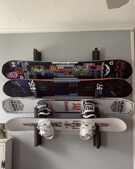 Snowboard Hanging On Wall, Snowboard Theme Bedroom, Snowboard Bedroom Ideas, Snowboard Room Decor, Snowboard On Wall, Snowboarding Room, Snowboard Room, Snowboard Furniture, Snowboard Bedroom