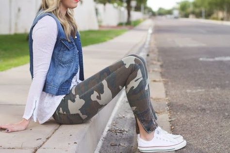 Camo pants and chuck taylors! Camo Pant, Camo Pants Outfit, Camo Dress, Camo Outfits, Camo Fashion, Queen Fashion, Transition Outfits, Camo Pants, British Columbia Canada