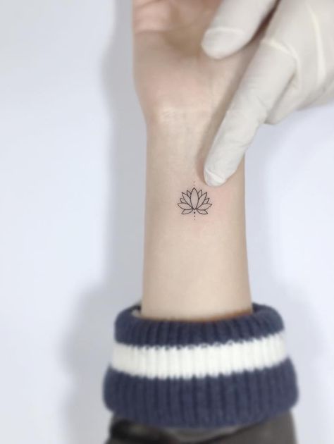 Lotusblume Tattoo, Polynesian Tattoos, Foot Tattoos For Women, Tattoos For Women Flowers, Geometric Tattoos, Small Tattoos Simple, Disney Tattoo, Lotus Tattoo, Wrist Tattoo