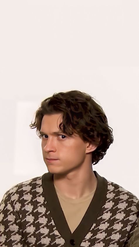 Tom Holland Haircut Long, Peter Parker Long Hair, Tom Holland Curly Hair, Tom Holland Long Hair, Tom Holland Hair, Tom Holland Haircut, Tom Holland Wallpaper, Hear Style, Boy Haircuts Long