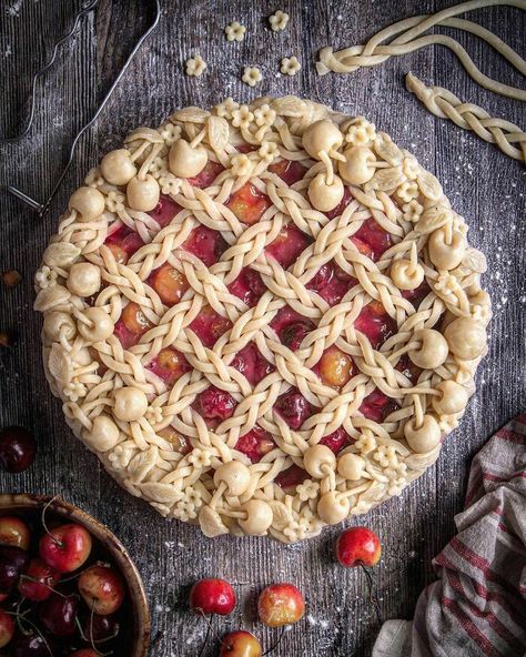 Apple Pie Designs, Braided Pie Crust, Creative Pie Crust, Pretty Pie Crust, Pie Inspiration, Fancy Pie Crust, Pie Crust Art, Beautiful Pie Crusts, Creative Pies