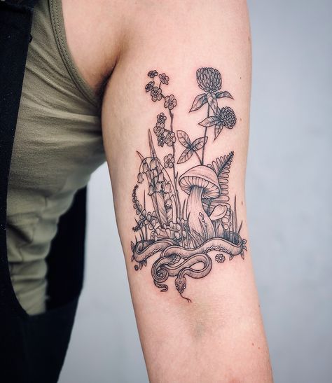 Melanie Steinway on Instagram: “Little snake with mushrooms and flowers for Nina. Her first tattoo! Congrats 🐍 🍄 🌸” Stencils Tattoo, Patterns Tattoo, Spider Tattoos, Legs Tattoo, Sketches Tattoo, Tattoo Artist Tattoo, Mushroom Tattoo, Tattoo Patterns, Mushroom Tattoos