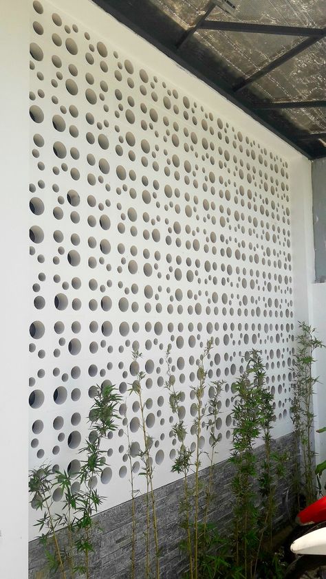 Block Wall Fence, Block Wall Ideas, Fence Wall Design, Breeze Block Wall, Villa Lagoon Tile, Compound Wall Design, Screen Block, Garden Privacy Screen, Privacy Wall