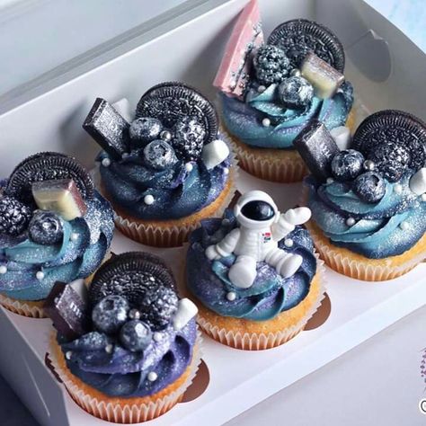 Space Birthday Cupcakes, Astronaut Cupcakes, Space Themed Cupcakes, Space Cupcakes, Astronaut Birthday, Baby Shoot, Cake Decorating Frosting, Space Baby, Boy Baby Shower Themes