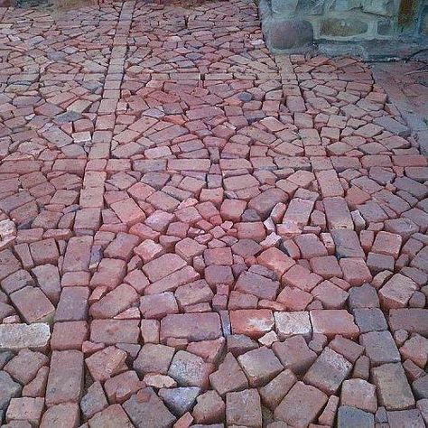 paving with broken and half bricks, concrete masonry, Fill in gaps between circles with smaller broken brick to get this effect Chic Mudroom, Brick Patterns Patio, Brick Pathway, Paving Ideas, Mudroom Organization, Brick Path, Brick Walkway, Brick Paving, Beautiful Yards