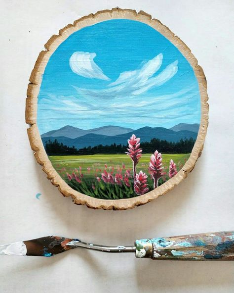 Easy Painting Ideas On Circle Wood, Wood Stump Painting, Wood Painting Projects, Things To Paint On Wood Slices, Wooden Circle Painting, Wood Drawing Ideas, Wood Board Painting Ideas, Wood Log Painting, Small Wood Painting