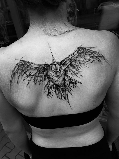 Polish Tattoo Artist Shows The Beauty Of Imperfection With Her Sketch Tattoos (10+ Pics) Rabe Tattoo, Tatoo 3d, Bird Tattoo Back, Polish Tattoos, Tattoo Son, Sketch Style Tattoos, Istoria Artei, Crow Tattoo, Raven Tattoo