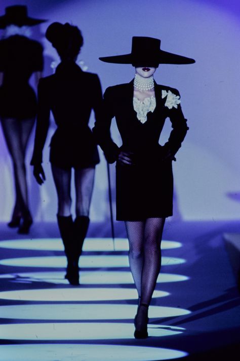 Mugler Spring 1997 Couture, Mugler 90s, Nz Summer, 90s Runway Fashion, Runway Fashion Couture, Collection Couture, Mode Chanel, Thierry Mugler, Fashion Winter