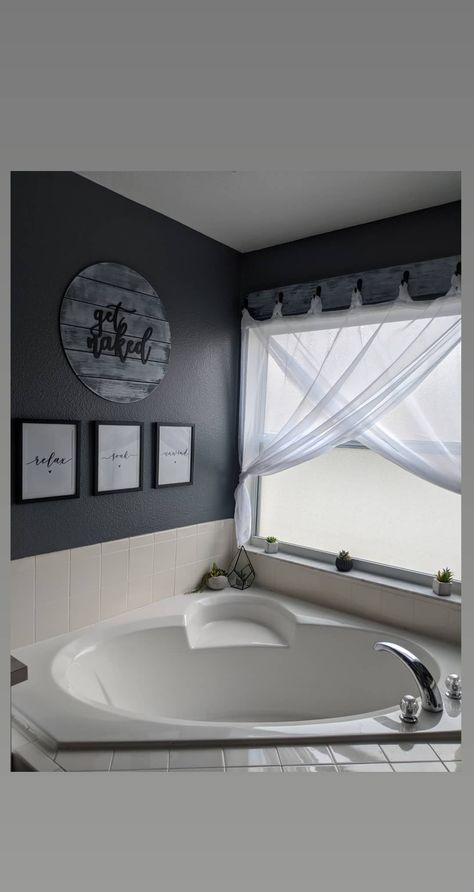 Farmhouse Bath Tub, Tub Decor, Crafts Cricut, Gray Stain, Bathtub Decor, Grey Stain, Bath Tub, White Wash, Cricut Projects