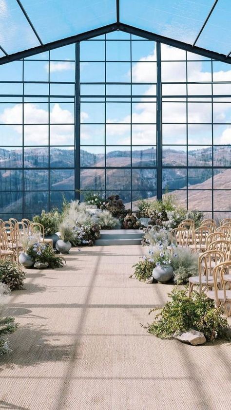 Western wedding dreams come to life at the remote Utah retreat, The Lodge at Blue Sky, where a luxury glass tent perched on the mountainside offers an unforgettable backdrop and panoramic vistas of the Wasatch Range. #AlwaysAuberge Producer & Planner: @michellerago Designer: @hmrdesigns & @rishithedesigner Tent: @hensleyeventresources Photo: @jamesandschulze Glass House Wedding, Winter Tent, Wedding Venues Utah, Mountain Wedding Invitations, Modern Wedding Venue, Mountain Wedding Venues, Luxury Wedding Decor, Dream Venue, Colorado Wedding Venues