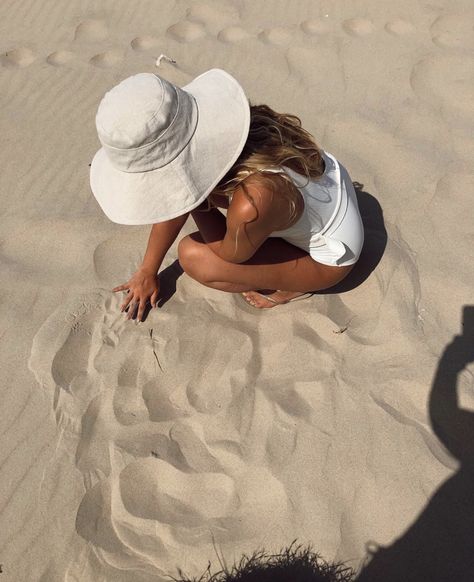 White onepiece big summer hat sunhat bucket hat sand beach beige girl summer france Big Hat Aesthetic, Sun Hat Aesthetic, Big Bucket Hat, Sunhat Outfit, Facial Room, Summer Bucket Hat, Summer Vision, White Bucket Hat, Trend Board