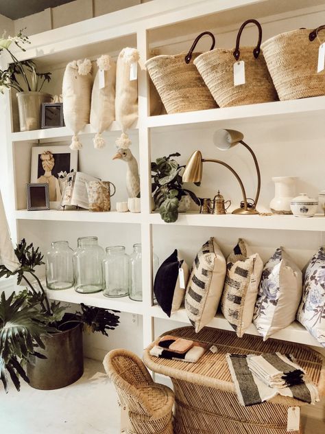 Linen & Cake – Small Shop Tour Small Shop Shelving Ideas, Small Shops Ideas, Small Showroom Ideas, Small Shop Design Retail Stores, Small Store Ideas, Decor Shop Design, Small Retail Store Design Boutiques, Small Shop Ideas, Small Retail Store Design