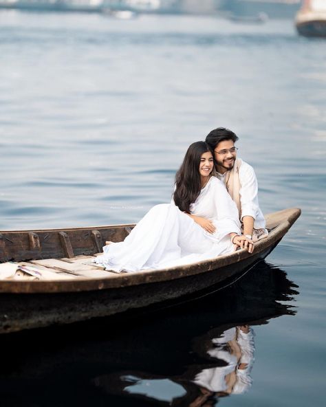 Creative Prewedding Ideas, Boat Pre Wedding Shoot, Pre Wedding Poses Indian, Pre Wedding Poses Outdoor, Boat Poses Photo Ideas, Creative Pre Wedding Photoshoot Ideas, Pre Wedding Shoot Ideas Outfit, Creative Pre Wedding Photoshoot, Preshoot Ideas