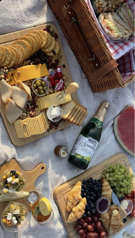 Outdoor Picnic Setup, Pinic Basket, Picnic Date Food, Sparkling Grape Juice, Picnic Fruit, Picnic Setup, Basket Picnic, Picnic Snacks, Picnic Aesthetic