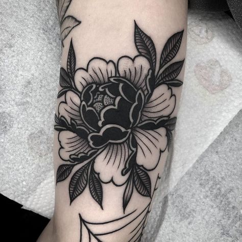 Old School Flower Tattoo Black, Old School Flower Tattoo, Flower Tattoo Black, Traditional Tattoo Flowers, Traditional Style Tattoo, Traditional Tattoo Sleeve, Elbow Tattoos, Geniale Tattoos, Knee Tattoo