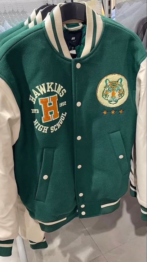 Varsity Jacket High School, High School Jacket, Hawkins High School, Green Varsity Jacket, Senior Jackets, School Shirt Designs, School Jacket, Easy Diys, College Jackets