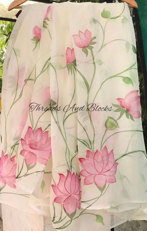 Blouse Painting, Hand Painted Saree, Fabric Colour Painting, Painted Saree, Saree Painting Designs, Pure Chiffon Sarees, Painted Water, Fabric Paint Diy, Saree Painting