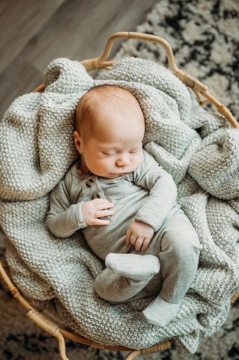 Newborn Photos To Take, Newborn Pics With Mom, Easy Newborn Photos At Home, How To Do A Newborn Photoshoot At Home, Take Your Own Newborn Pictures, Newborn Photo Session At Home, Taking Newborn Pictures At Home, 1 Week Newborn Pictures, Newborn Photo Tips