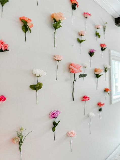 Flowers Wall Backdrop, Flower Decor Apartment, Flower Back Drop Decorations, Upcycling, Hanging Flower Wall Bedroom, Spring Backdrop Ideas Diy Photo, Taped Flower Wall, Flower Stem Wall, Flower Wall Minimalist