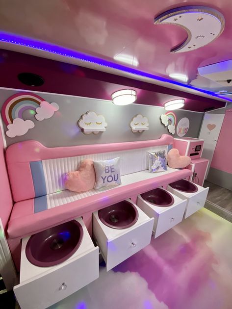 Mobile Nail Salon Truck Interior, Kids Hair Salon Ideas Interior Design, Kids Salon Ideas Interior Design, Mobile Nail Salon Truck, Pedicure Room Ideas, Kids Beauty Salon, Kids Nail Salon, Spa Bus, Childrens Salon