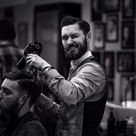 Barber Shop Pictures, Beard Barber, Barber Man, Great Beards, Beard Tattoo, Corte De Cabelo Masculino, Moustaches, Beard Grooming, Hair Replacement