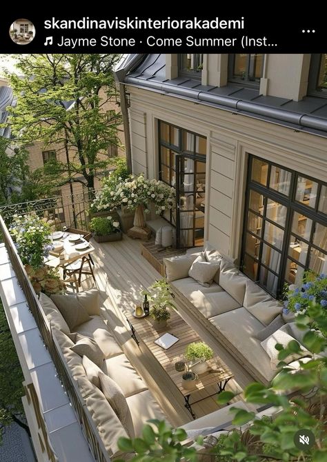 Apartment Rooftop Garden, Apartment Rooftop Terrace, Upstairs Terrace Ideas, Big Balcony Ideas Terraces, Small Rooftop Terrace Design, Small Rooftop Terrace, Townhouse Rooftop, Dream Terrace, Second Floor Terrace