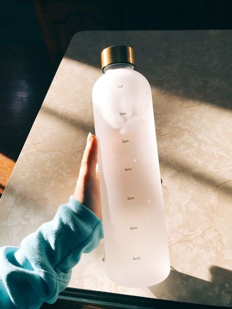 water - bottle -cute #waterbottle #cute #glowup #drinkツ Thermo Mug, Trendy Water Bottles, Fotografi Vintage, Cute Water Bottles, Head In The Clouds, Best Water Bottle, Glass Water Bottle, Botol Air, Infused Water