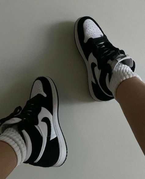 Air Jordan 1 Black And White, Gold Basketball Shoes, Nike Lunar Force, Dr Shoes, Dream Fashion, Jordan Shoes Girls, Jordan Outfits, Nike Shoes Jordans, Nike Air Shoes