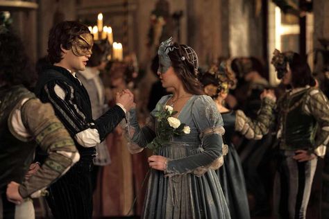 Montagues And Capulets, Romeo And Juliet Costumes, Romeo Montague, Juliet Movie, Juliet Capulet, Romeo Und Julia, Mask Dance, Masked Ball, Romantic Images