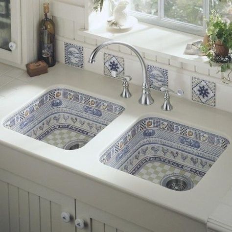 Beautiful Bathroom Sinks Decorated with Mosaic Tiles Make Kitchen Look Bigger, Blue And White Kitchen, Desain Pantry, Kitchen Sink Design, Sink Design, Kitchen Sinks, Beautiful Bathrooms, Design Case, Beautiful Kitchens