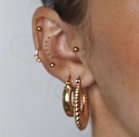 All Gold Ear Piercings, Dots On Ear Tattoo, Unique Ear Piercing Placement, Stacked Ear Piercings Aesthetic, Dot Ear Tattoo, Ear Dot Tattoo, Ear Piercing Ideas Aesthetic Gold, Ear Tattoo Dots, Midi Ear Piercing