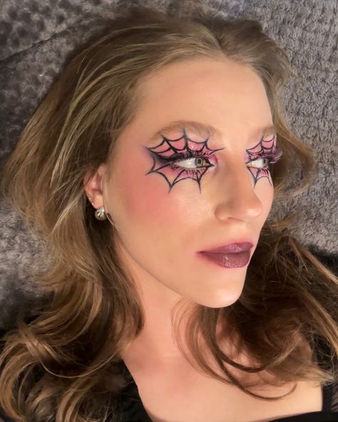 Cute and creepy spiderweb eye makeup Halloween makeup look Spider Gwen Eye Makeup, Spider Gwen Makeup Halloween, Cobweb Eye Makeup, Face Paint Spider Web, Spiderweb Makeup Eye, Spider Man Makeup Women, Eyeliner Spiderweb, Spider Gwen Makeup, Spider Woman Makeup