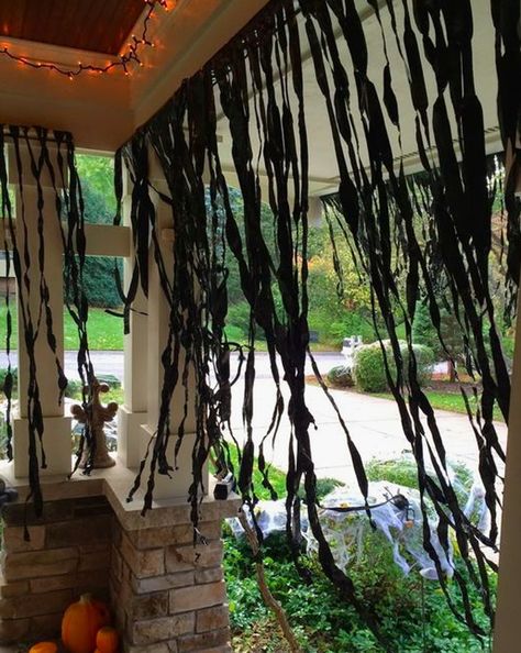 Cut black plastic sheets into strips to create a witch's curtain. Porche Halloween, Halloween Decorations Outdoor Porch, Halloween Decor Diy, Casa Halloween, Dollar Store Halloween, Adornos Halloween, Halloween Porch Decorations, Halloween Front Porch, Halloween Tattoo