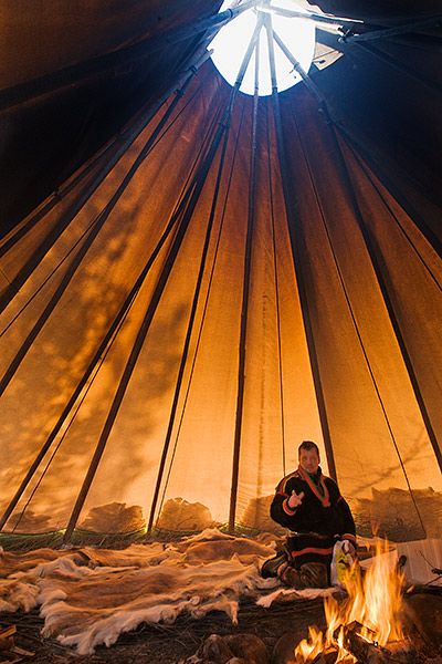 Sami People, Native American Teepee, Bushcraft Shelter, Tenda Camping, Northern Norway, America Latina, Teepee Tent, Ancient Designs, Indigenous Community