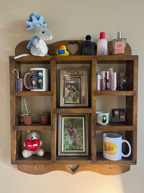 Spanish Style Room Decor, Maximalist Bookshelf Aesthetic, Wooden Heart Shelf, Trinket Room Aesthetic, Thrifted Room Aesthetic, Room Organization Aesthetic, Simple Diy Decor, Homemade Shelves, Trinket Shelf