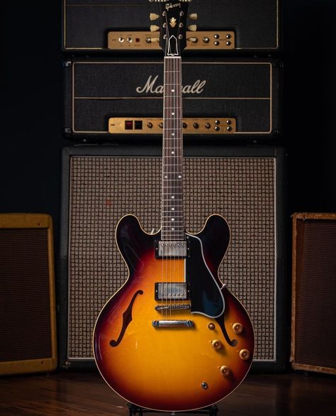 Gibson Es 335 Sunburst, Gibson 335 Vintage, Guitar Images, Gibson Es 335, Gibson Es, Bb King, Gibson Custom Shop, Stringed Instruments, Gibson Guitars