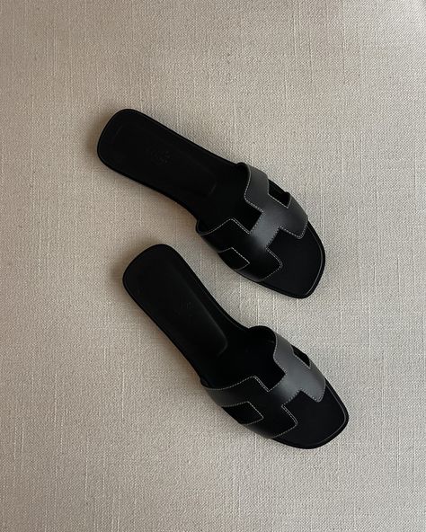 Hermes Oran Aesthetic, Oran Sandals Hermes, Black Designer Sandals, Hermes Black Sandals, Hermes Sandals Aesthetic, Old Money Sandals, Black Hermes Sandals, Hermes Sandals Black, Hermes Oran Black